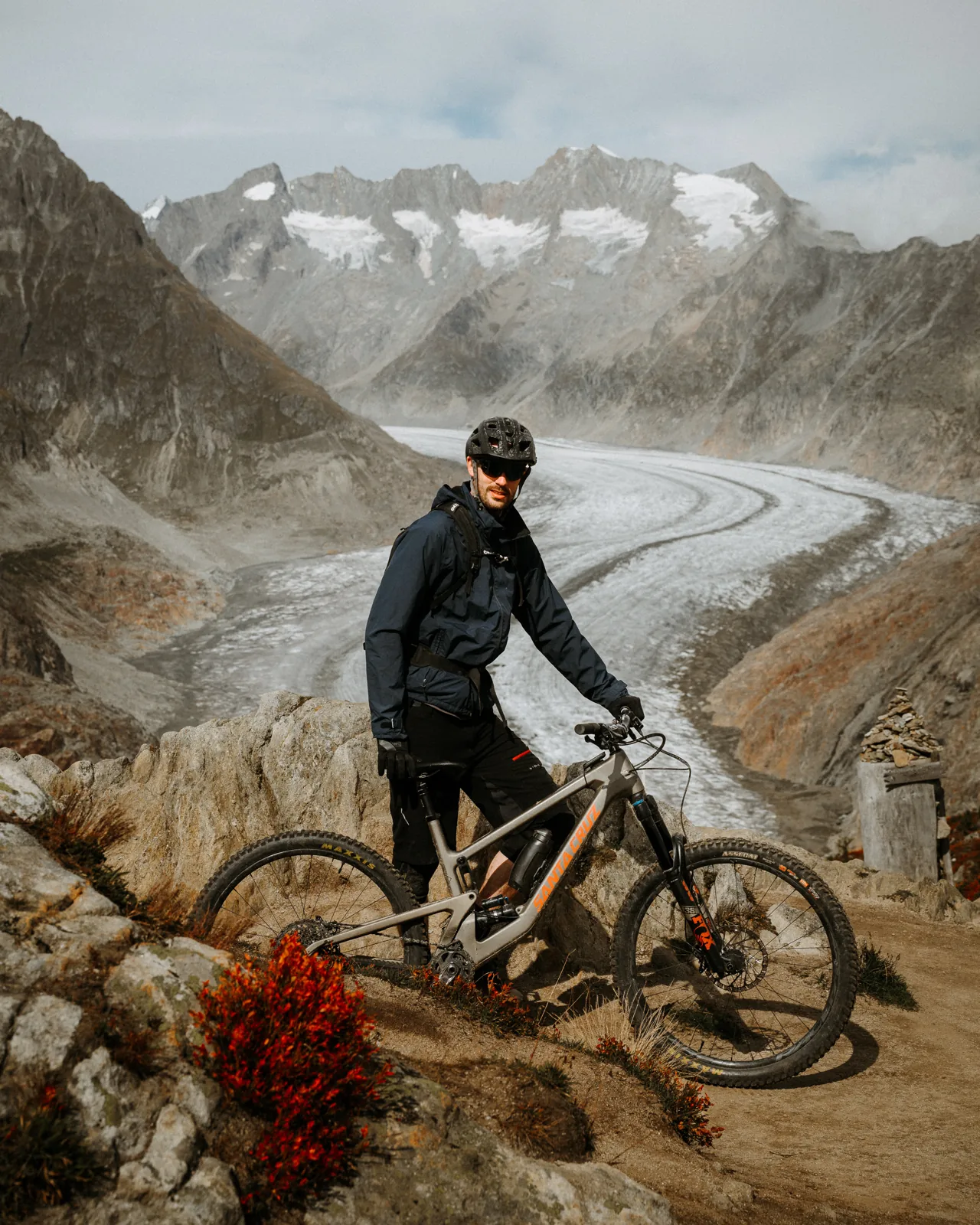 Mountainbiker mit Santa-Cruz-Bike vor dem Aletschgletscher
